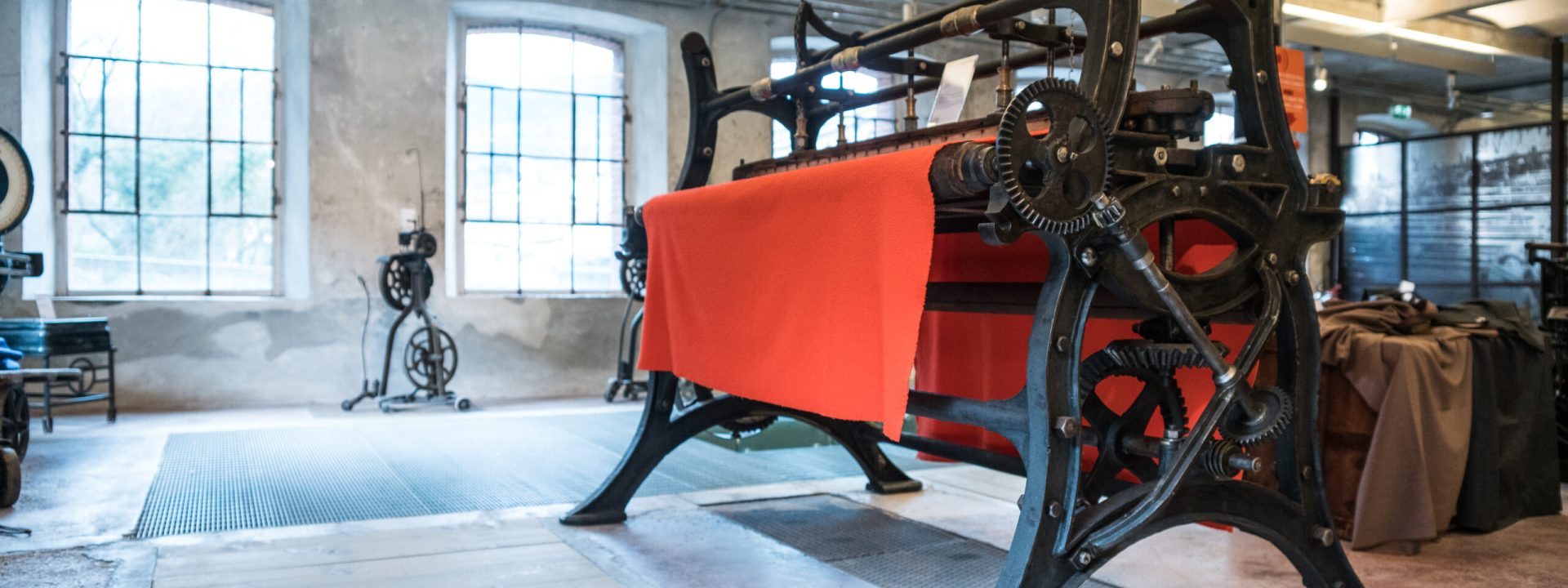 Sala Lombard_la RATINATRICE il macchinario che serve per creare il ricciolo al Panno Casentino